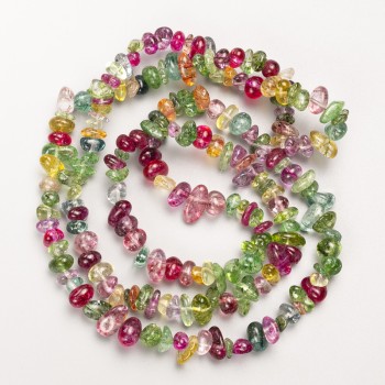 חרוזי זכוכית מחוצבים בצבעים שונים על חוט, קוטר 8×4 מ״מ ±, אורך 80 ס״מ ±