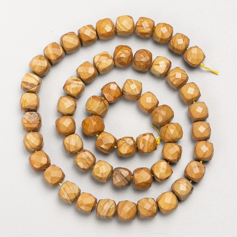 חרוזי אגט נוף – אבן טבעית מלוטשת בצורת קוביה על חוט, קוטר 7 מ״מ, אורך 39 ס״מ