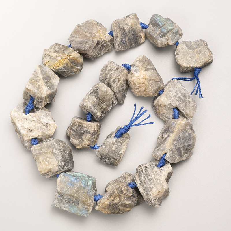 חרוזי לברדרייט טבעיים לא מעובדים על חוט d 20x25 מ״מ±, אורך 41 ס״מ +