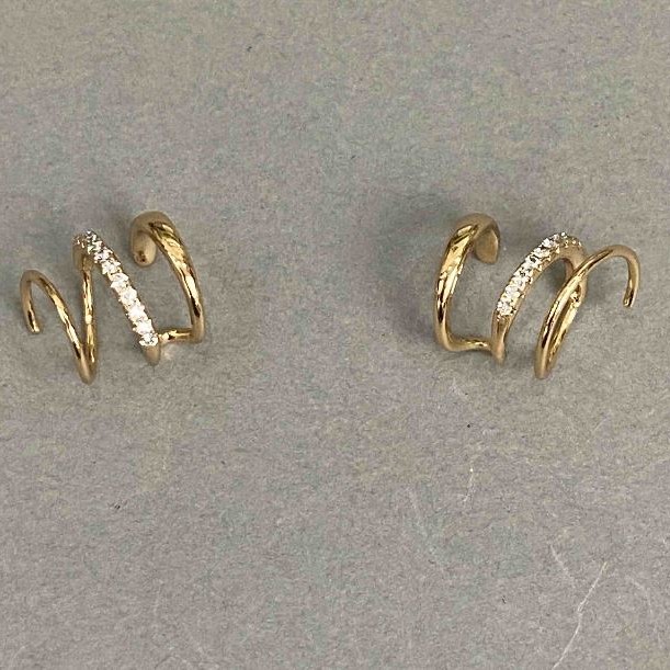 קאפ משולש Xuping מצופה זהב 18K קריסטלים לבנים 10×8 מ״מ +