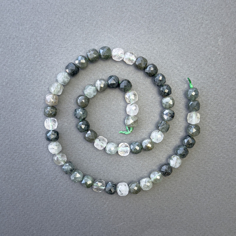 חרוזי קוורץ רוטילי שערות טבעיים, אבן טבעית בצורת קוביה מחוצבת, קוטר 7×7 מ״מ, אורך 39 ס״מ על חוט