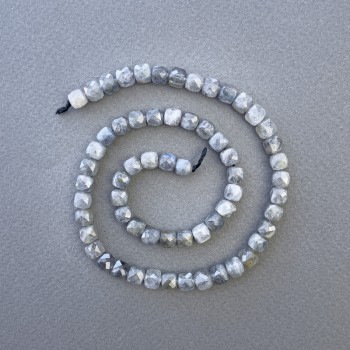 חרוזי לאברדור אבן טבעית בצורת קוביה מחוספת, קוטר 6×6 מ״מ, אורך כ-39 ס״מ על החוט