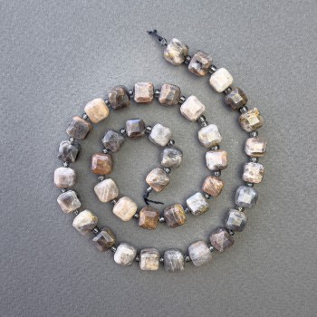 חרוזי אבן השמש טבעיים מלוטשים בצורת קובייה בקוטר 8×8 מ״מ ואורך 39 ס״מ על חוט עם חרוזים קטנים