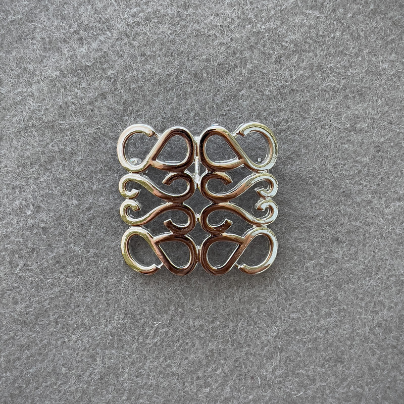 סיכת ההדגש ממתכת כסף 40x40mm +