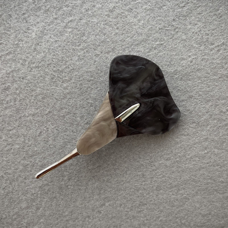 סיכת פרח הקלי בשחור ואפור פרלאמווטר ומתכת כסף 76×44 מ״מ+