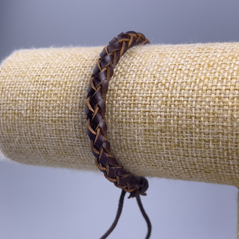 צמיד, אורך 18–25 ס״מ, עובי 7 מ״מ, עור אקולוגי בצבע חום, עם סגר מתכוונן