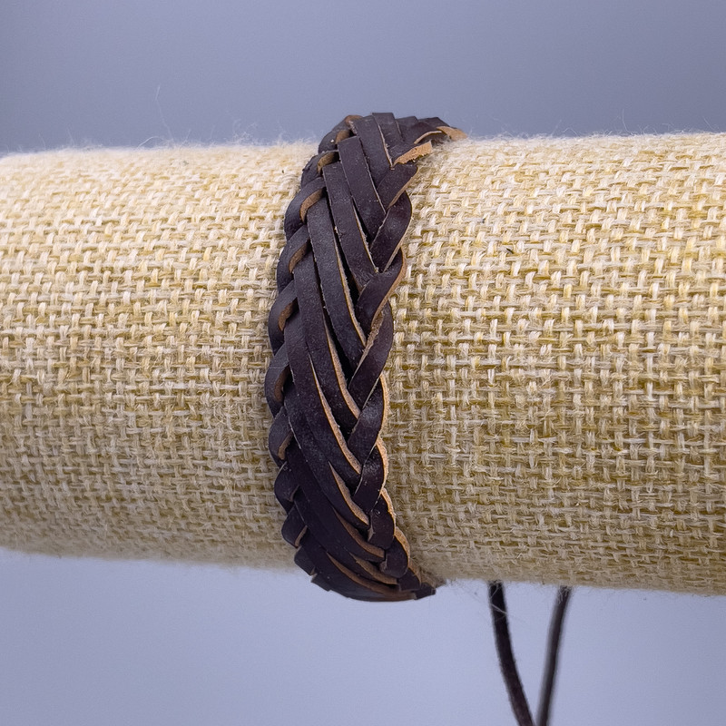 צמיד, אורך 18–25 ס״מ, עובי 14 מ״מ, עור אקולוגי בצבע חום, על שרוך