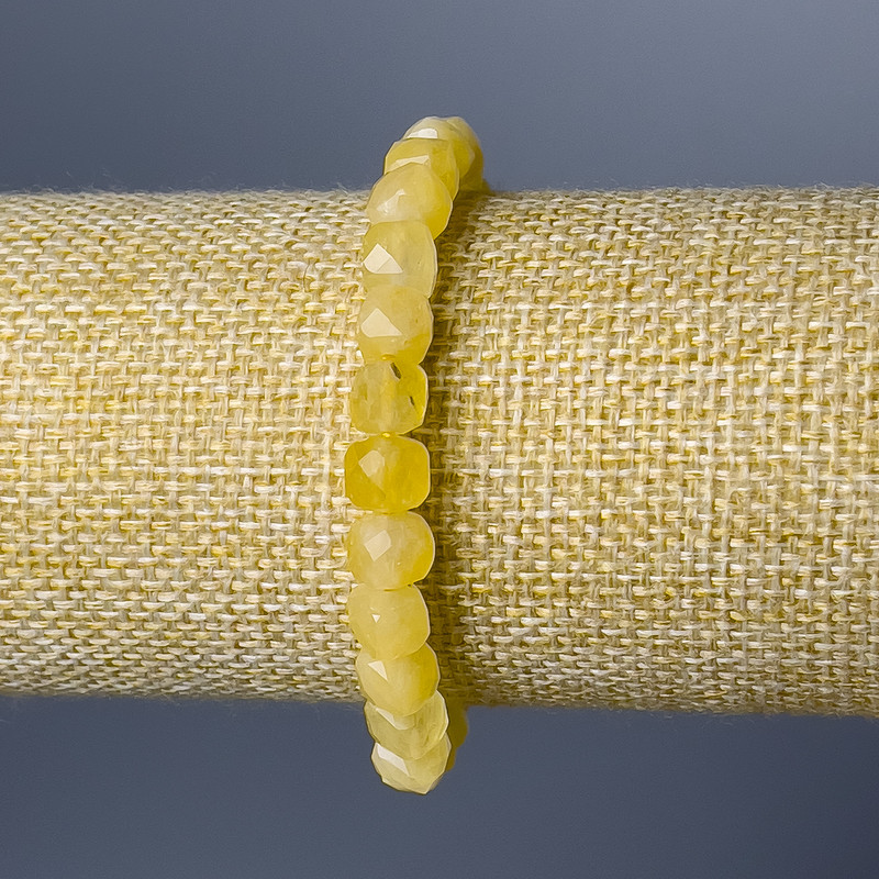 צמיד ציטרין מאבן טבעית מרובעת מחוססת בצורת קוביה, קוטר כ-7 מ״מ, אורך 18 ס״מ (אלסטי)