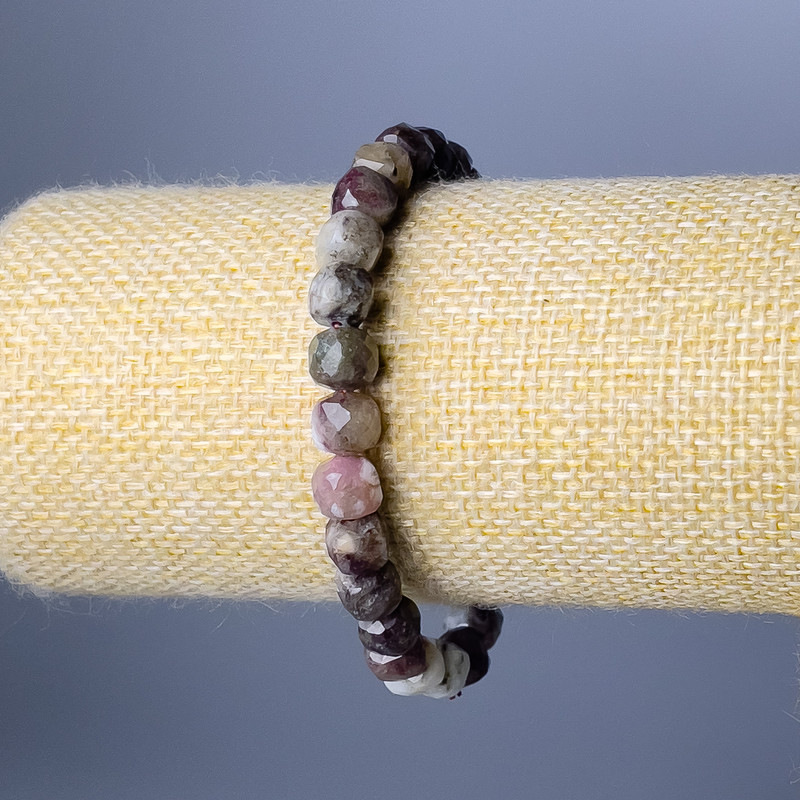 צמיד טורמלין טבעי מאבן מלוטשת בצורת קוביה, קוטר 7 מ"מ, אורך 18 ס"מ (אלסטי)