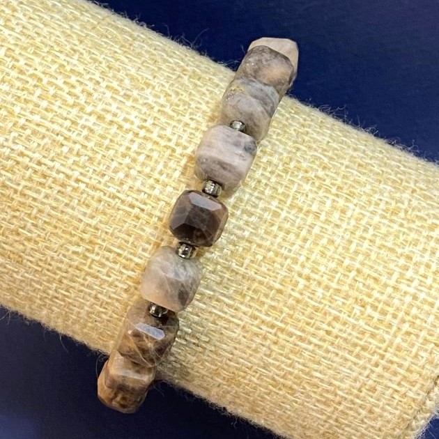 צמיד אבן השמש הטבעית – קוביה מחוספסת, קוטר 8 מ״מ ±, אורך 18 ס״מ (אלסטי) עם חרוזים