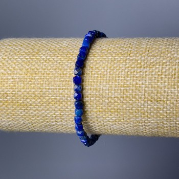 צמיד לאזוריט אבן טבעית – קובייה מלוטשת בקוטר 4 מ״מ, אורך 18 ס״מ (אלסטי)