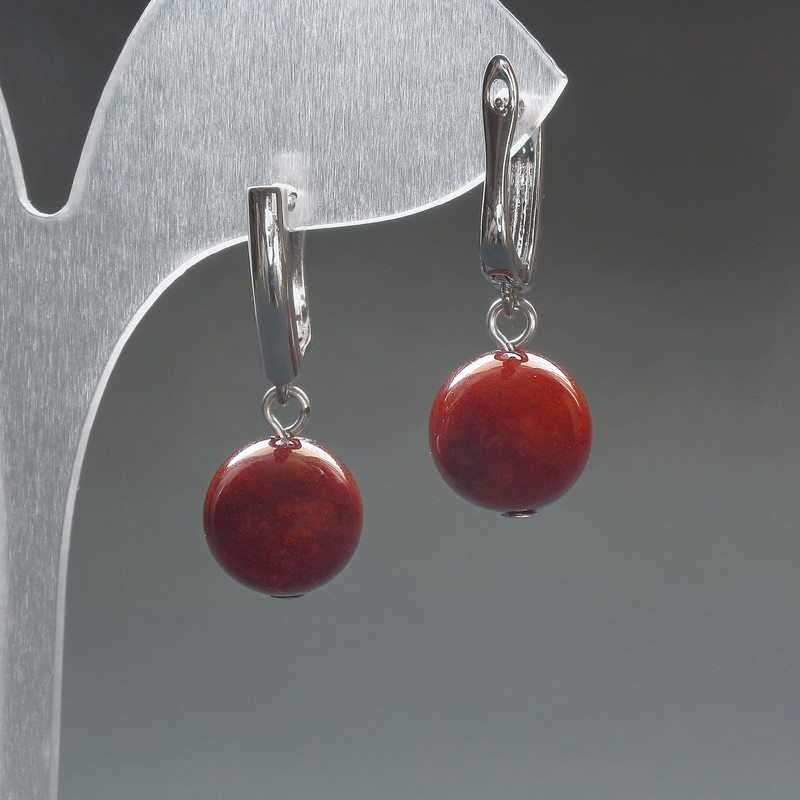 עגילים עם יאשמה אדומה (אקריל מלאכותי) כדור חלק, קוטר 12 מ״מ±, סוגר אנגלי, אורך 33 מ״מ+