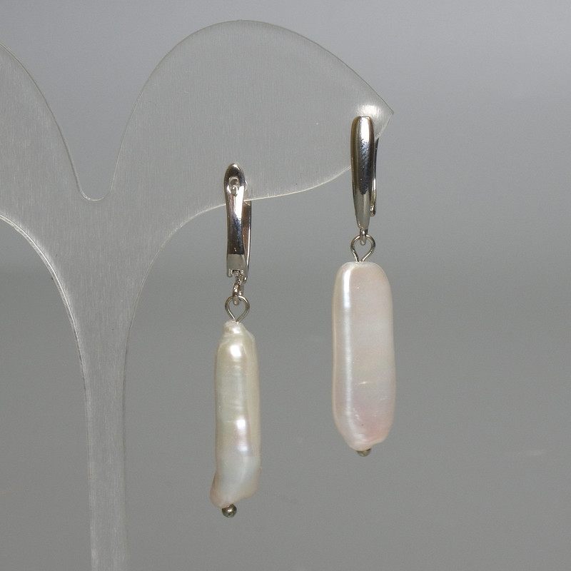 הנחה! עגילים בארוקיים מפנינים בגוון בנזין, קוטר 10×28 מ״מ +/-, אורך 49 מ״מ +/- עם סגר אנגלי