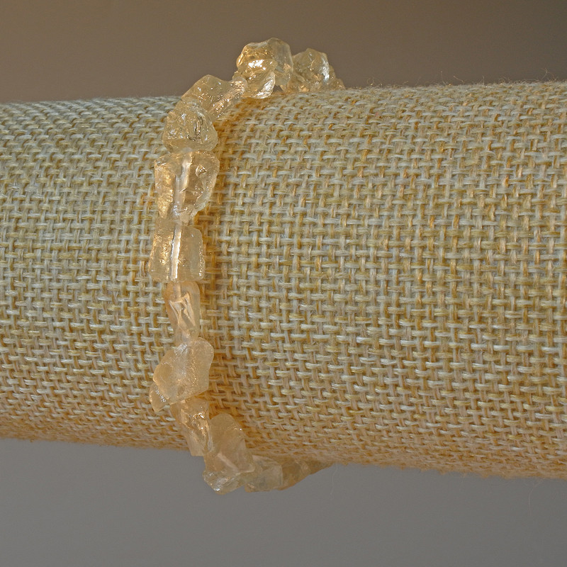 צמיד קוורץ ציטרינואידי טבעי, אבן גולמית ממוסגרת, קוטר 6×7 מ״מ±, אורך 18 ס״מ± (אלסטי)