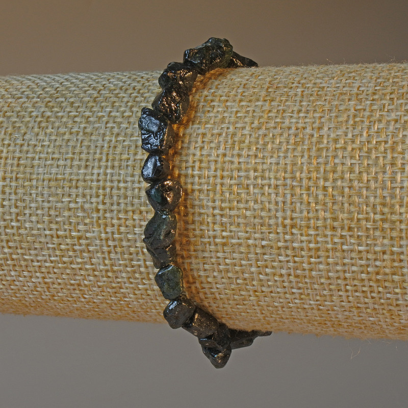 צמיד אובסידיאן שמשי טבעי לא מעובד, גרגרי חיתוך, קוטר 6 מ״מ ±, אורך 18 ס״מ ± (אלסטי)