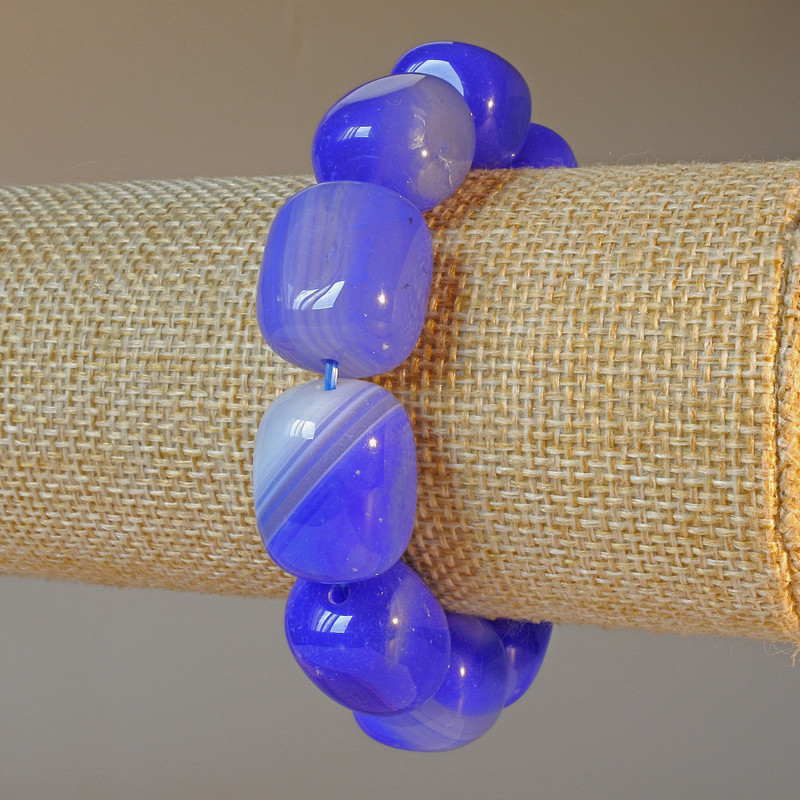 צמיד אגט כחול מאבן טבעית, חרוזים מלבניים, מידה 15×19 מ״מ, אורך 18 ס״מ (אלסטי)