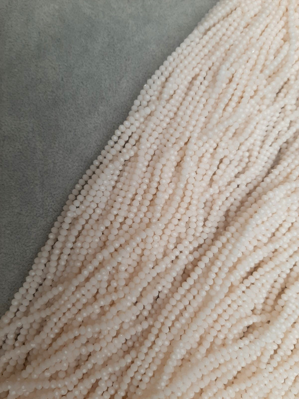 חרוזים צ'כי חלבי מגולפים בצורת רונדל, קוטר 3×2,5 מ״מ, אורך 40 מ״מ על חוט