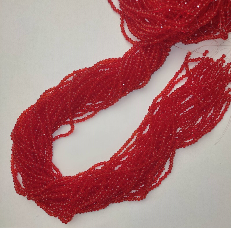 חרוזים מקריסטל צ'כיה אדומים שקופים, בצורת רונדל עם חיתוך משונן, בקוטר 3×2.5 מ״מ, אורך 39 מ״מ על חוט