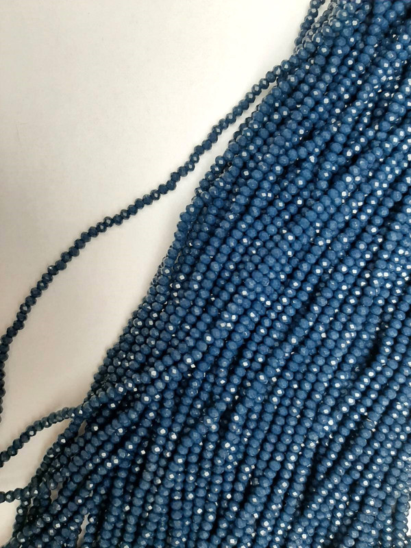 חרוזי קריסטל צ'כיה כחול-כהה מחורצים בצורת רונדל, קוטר 3×2.5 מ״מ+-, אורך 39 מ״מ+- על חוט