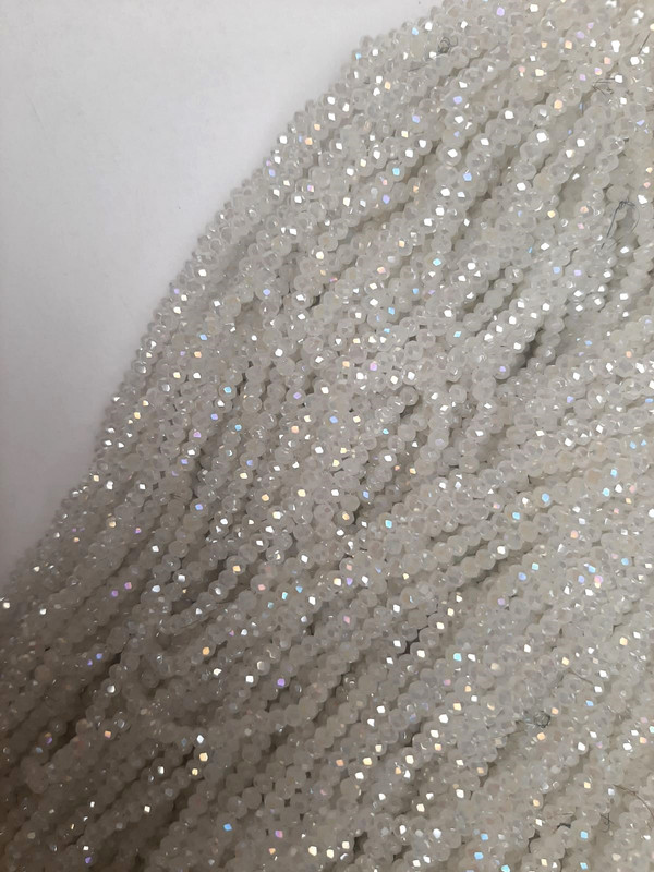 חרוזים מקריסטל צ'כי לבנים עם גוון "בנזין" מרובדים, קוטר 3×2.5 מ״מ, אורך 40 ס״מ על חוט