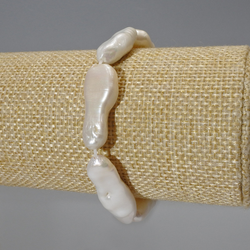 צמיד פנינים בארוק בגוון 'בנזין', קוטר 10×26 מ״מ ±, אורך 18 ס״מ ± (אלסטי)