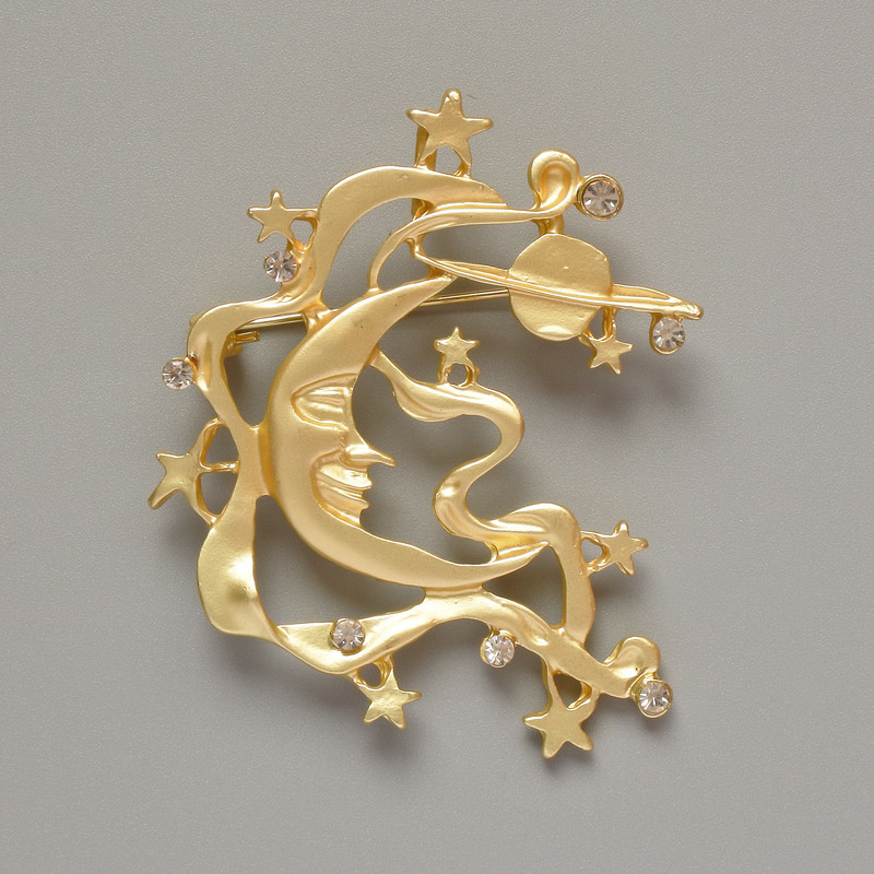 סיכת-תליון הירח עם אבני סטרז לבנות, מתכת מוזהבת מט 43×51 מ״מ