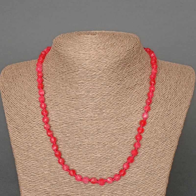 שרשרת טרמלין אדום תות טבעי בצורת קוביות מחוספות בקוטר 5 מ״מ, אורך 49 ס״מ