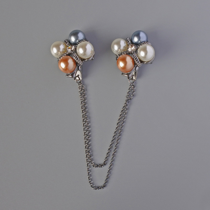 סיכת קרדיגנים «ההדגש» חרוזים לבנים, צהובים ואפורים, מתכת כסופה 22 מ"מ, שרשרת 12 ס״מ