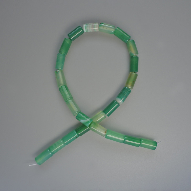 חרוזי אגט ירקרק טבעיים בצורת גליל, קוטר 8×16 מ״מ, אורך 38 ס״מ על חוט