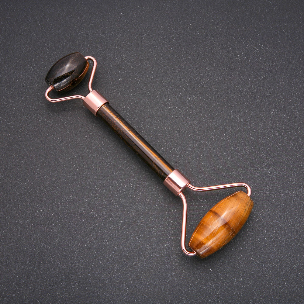 מעסה גלילי מאבן עין הטייג'ר, מתכת זהובה, אורך 14.5 מ״מ