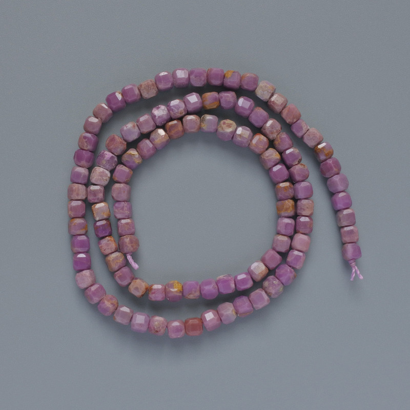 חרוזי פוספוסידריט, אבן טבעית מגולפת בצורת קובייה, בקוטר 4 מ״מ, על חוט אורך כ-39 ס״מ