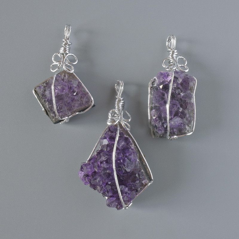 תליון אמטיסט דרוזה במסגרת כסף מבריקה, קוטר מגוון מ-16×38 מ"מ עד 28×44 מ"מ+