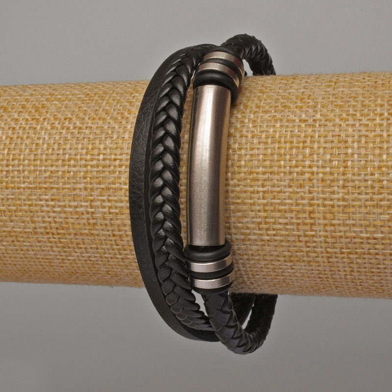 צמיד לגברים עם תוספות מתכתיות, אורך 21 ס״מ, עובי 17 מ״מ, עור אקולוגי שחור