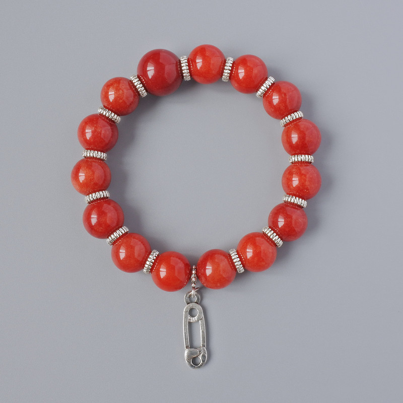 צמיד יאשמה אדומה (פרס.) קוטר 12 מ״מ+-, אורך 18 ס״מ+- (אלסטי) עם תוספות מתכת