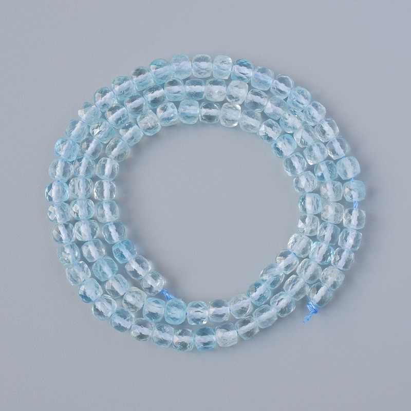 חרוזי טופז טבעי בצורת קובייה מחורצת, קוטר כ-4 מ"מ, אורך כ-40 ס"מ על חוט