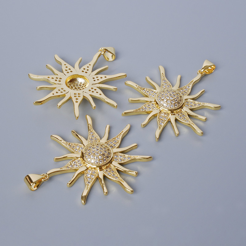 תליון «שמש» עם סטרזים לבנים, גוון זהוב של המתכת, קוטר 39×33 מ״מ