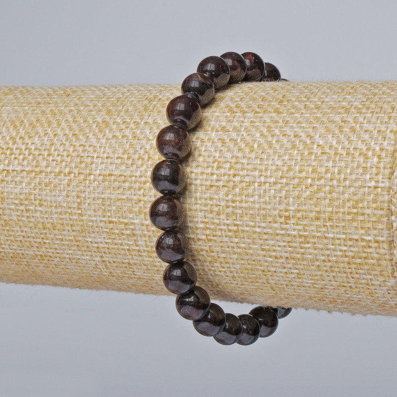 צמיד גרנט מאבן טבעית, חרוזים חלקים, בקוטר כ-7,5 מ״מ, אורך 18 ס״מ +/- (אלסטי)