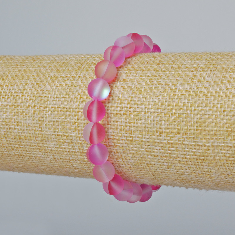 צמיד מזכוכית אופאלית – חרוז חלק, גוון אדום פטל מט עם אפקט שינוי צבע, קוטר 8 מ״מ, אורך 18 ס״מ (מתיחה)