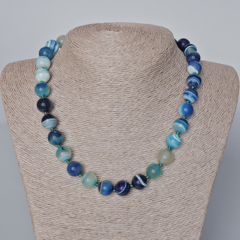 מחרוזת אגט כחולה מאבן טבעית, חרוזים חלקים בקוטר 12.5 מ״מ, אורך 46×48 ס״מ