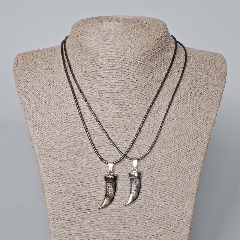 תליוני זוגיים «ניב» אמייל שחור ומתכת כסופה 35×12mm+ -, אורך 45-50 ס״מ+