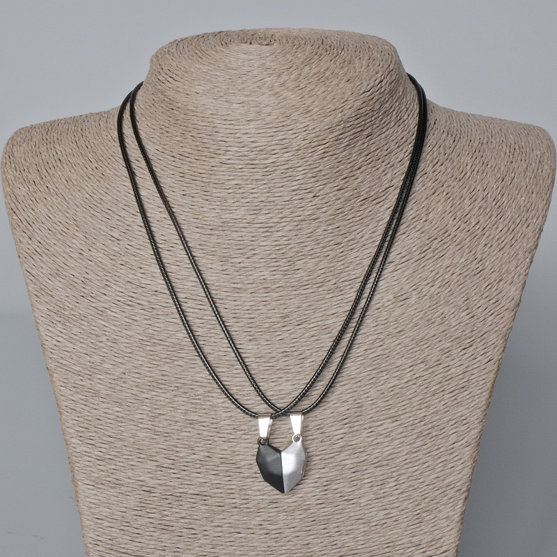 תליוני זוג 'לב' על מגנט, אמייל מט שחור ואפור מט 20.5×17.5 מ״מ + -, אורך 45-50 ס״מ+