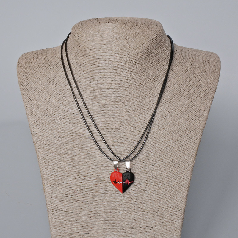 תליוני לב זוגיים על מגנט, אמייל אדום ושחור 24×22 מ״מ + -, אורך 45–50 ס״מ+