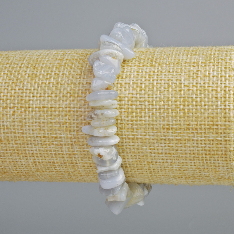 צמיד אגת כחול (אגת כחולה, חלצידון הכחול, ספירין) – שבבי אבן טבעית, קוטר 10×3 מ״מ ±, אורך 18 ס״מ ± (אלסטי)