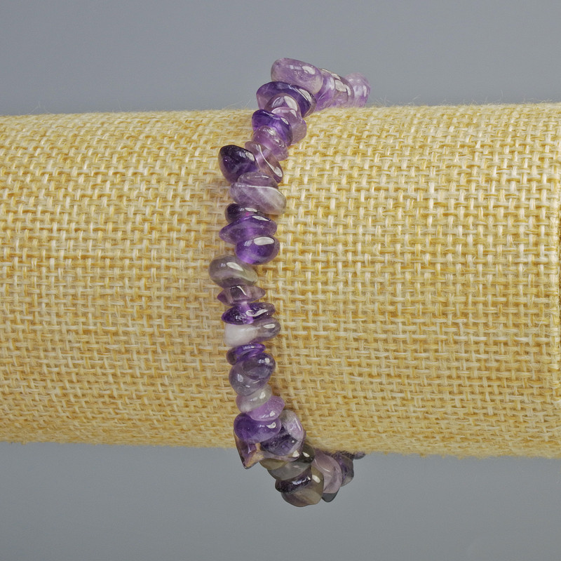 צמיד אמטיסט טבעי — שבבי אמטיסט טבעי, קוטר 7×4 מ״מ, אורך 18 ס״מ (אלסטי)