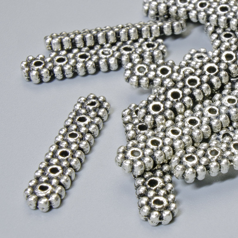 חרוז מפריד ל-6 חוטים, קוטר 20×4.5 מ״מ, פתח בקוטר 1.2 מ״מ, צבע כסף מתכתי, 16 יחידות+