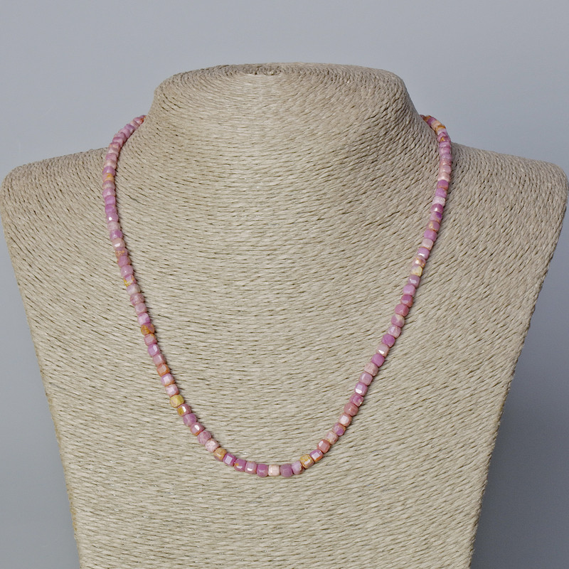 שרשרת חרוזי פוספוסידריט טבעיים מלוטשים בצורת קוביה, קוטר 4 מ״מ ±, אורך 45–48 ס״מ ±