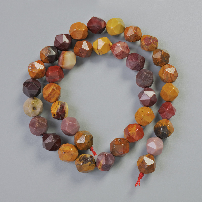 חרוזי ג'ספר מוקאייט אבן טבעית מרובת-פנים, קוטר 9×10 מ״מ ±, אורך 37 ס״מ ± על חוט