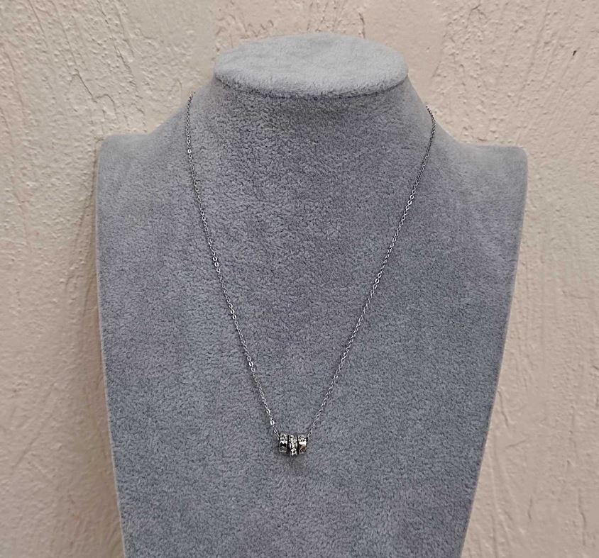 תליון תלוי בשלושה טבעות, קוטר 7 מ"מ, אורך 41–45 ס"מ, עובי 1,35 מ"מ