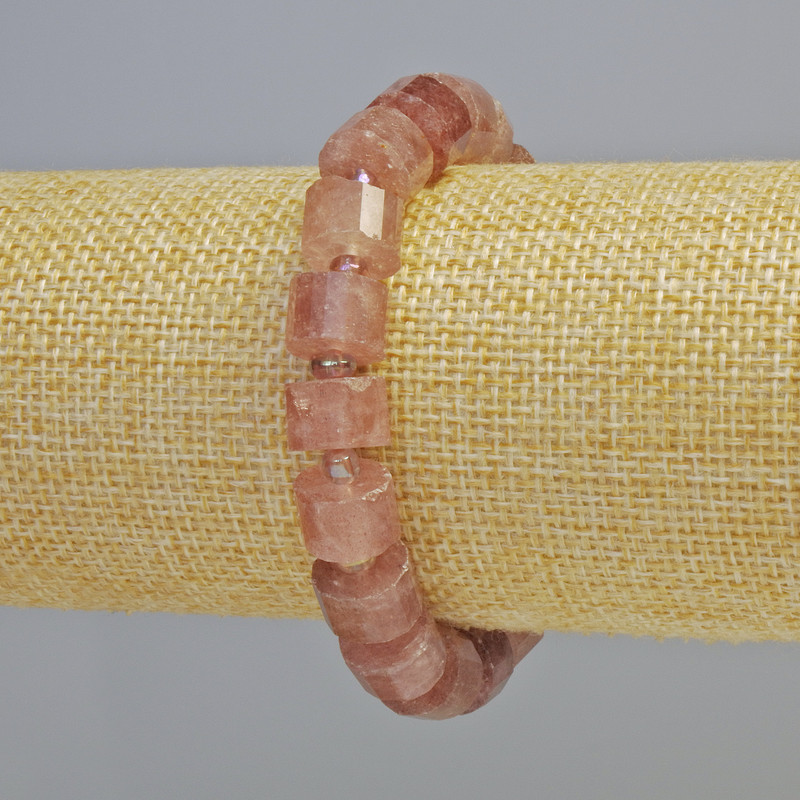 צמיד קוורץ תותי טבעי – דיסקים מפוסלים בקוטר 11×7 מ״מ, גמיש, אורך 18 ס״מ, עם חרוזים