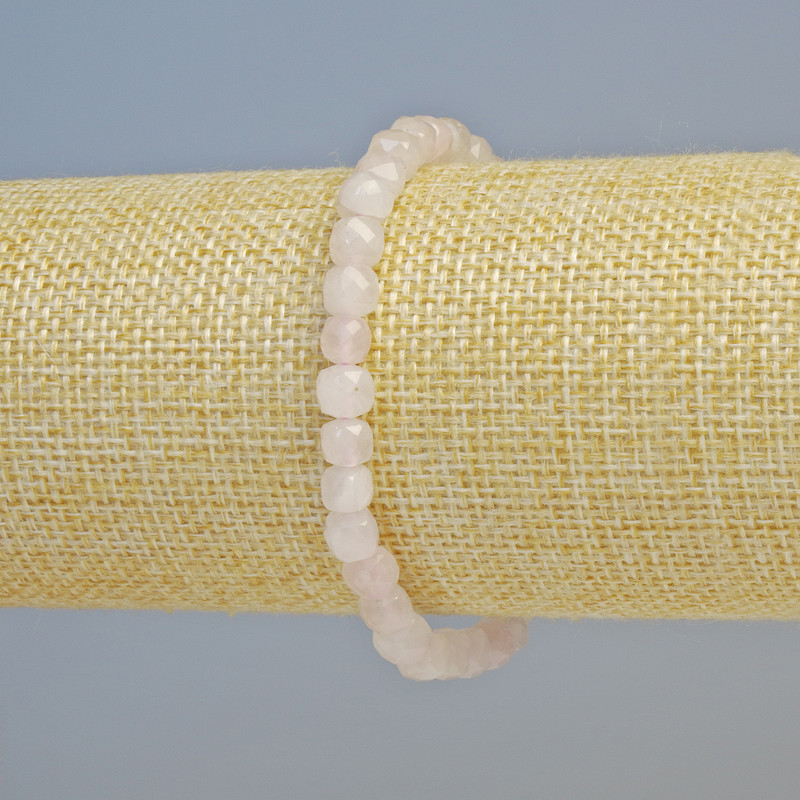 צמיד קוורץ ורוד טבעי, אבן חתוכה בצורת קוביה, קוטר כ-5.5 מ"מ ± (אלסטי), אורך 18 ס"מ+